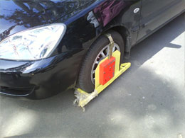Передні колеса авто блокуються спеціальними блокувальними пристроями – «крабами».